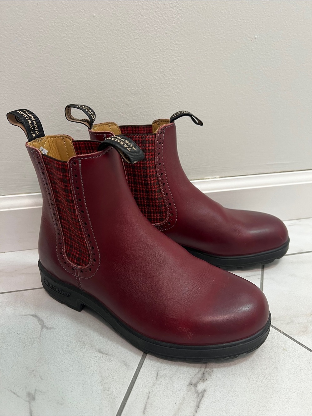 Blundstone 1442 Burgundy Tartan
Elastic Chelsea Boot Size 8 US Women's